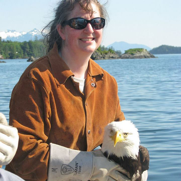 Dra. Victoria Vosburg no Alaska Raptor Center, Sitka